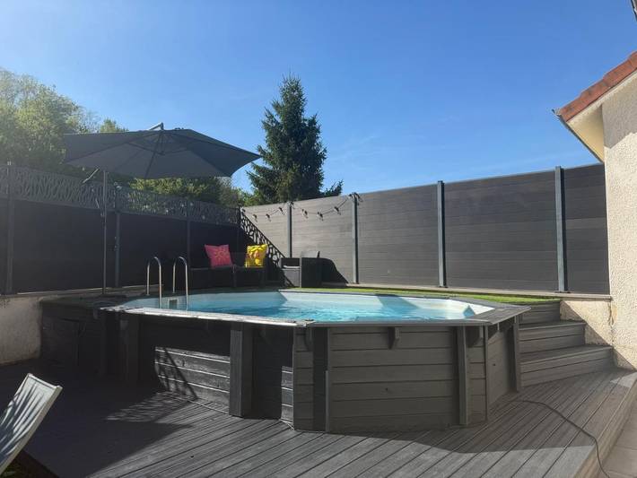 Location de vacances pour 5 personnes, avec terrasse ainsi que piscine et vue à Thodure