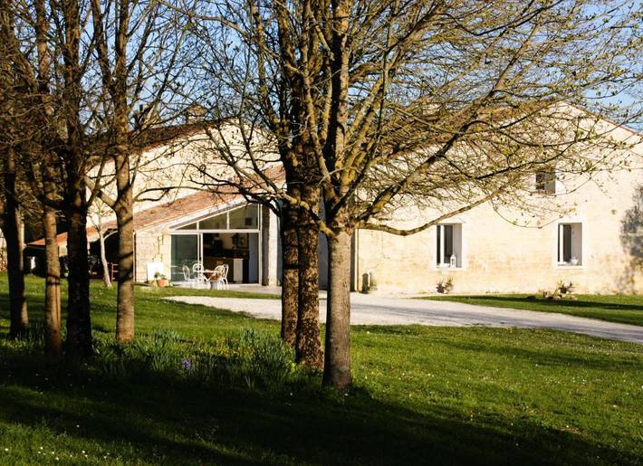 Appartement de vacances pour 3 personnes, avec Terrasse et Jardin ainsi que Piscine et Vue à Saint-Savinien