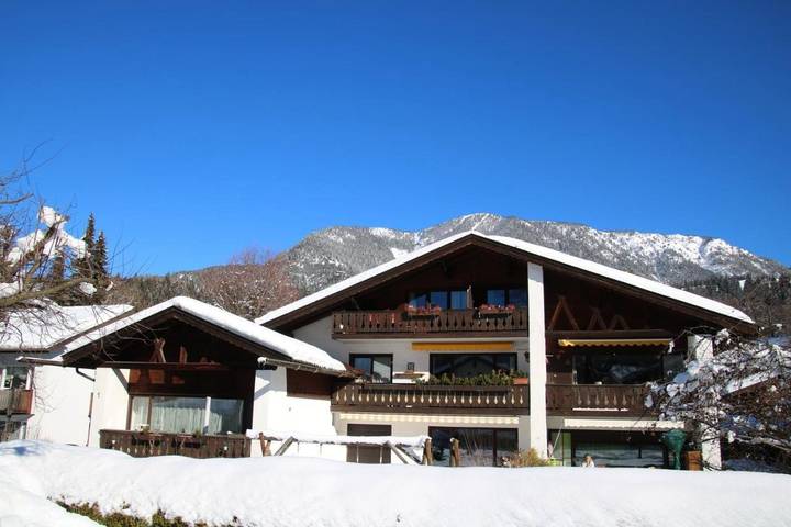 Ferienwohnung für 6 Personen, mit Terrasse und Garten sowie Ausblick in Garmisch-Partenkirchen