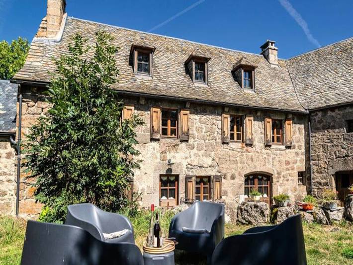 Gîte pour 8 personnes, avec piscine et terrasse ainsi que jacuzzi et jardin, animaux acceptés dans L'Aubrac