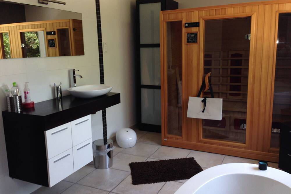 Large Villa Luxury Swimming Pool 360 m2 on 1500 m2 Sea Beach 3 Minutes Away in Pérols, Côte d'Améthyste