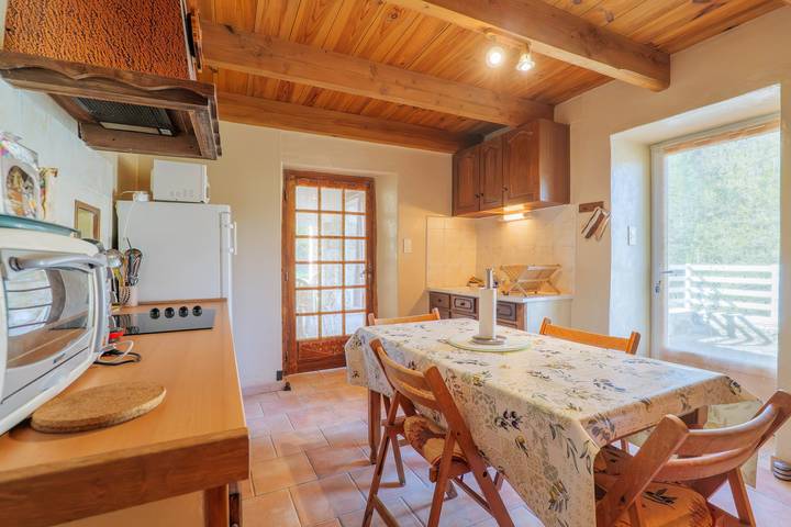 Gîte de la Troulière: Vista lago, terrazza e giardino privati in Banne, Cevenne