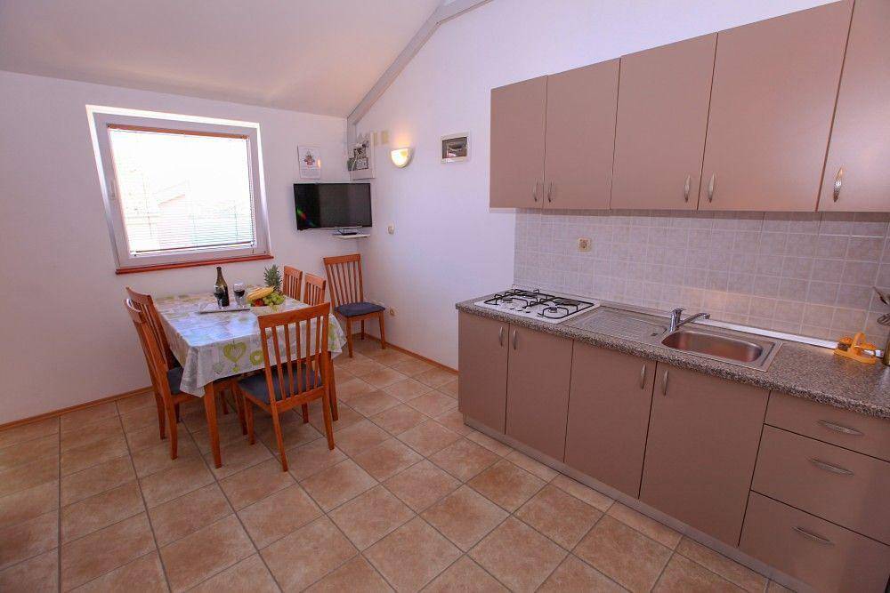 Ganze Ferienwohnung, Ferienwohnung in Stara Novalja mit Grill, gemeinsamem Pool und Garten in Stara Novalja, Pag