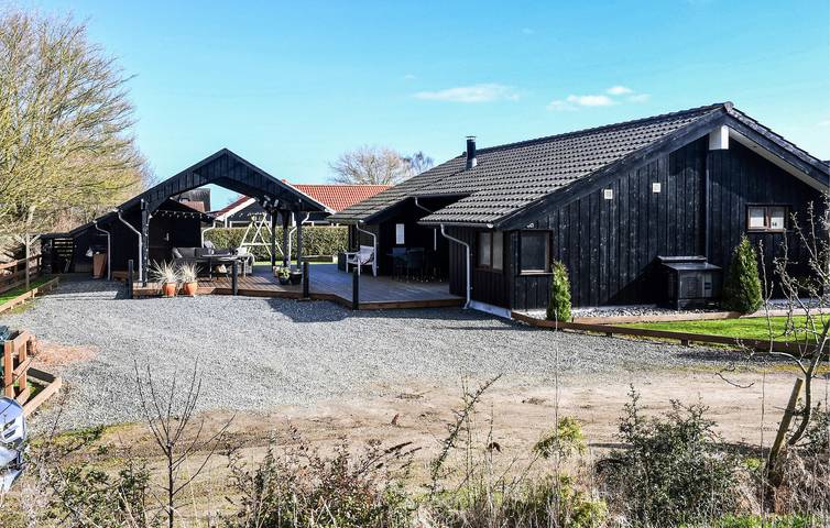 Ferienhaus für 8 Personen, mit Terrasse und Whirlpool sowie Garten und Sauna in Binderup Strand