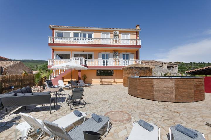 Vacation rental for 8 people, with hot tub and yard in Zakynthos