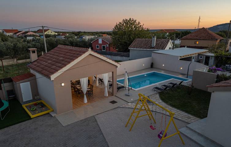 Gemütliche 1-Zimmer-Wohnung mit Pool und WLAN, nur wenige Schritte vom Restaurant Markica entfernt in Galovac, Zadar