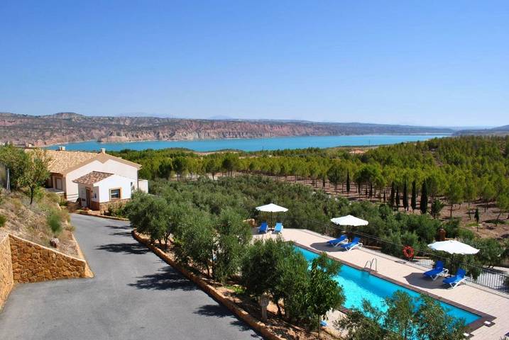 Apartamento para 5 personas, con Balcón y Terraza además de Jardín y Piscina en Comarca de Baza