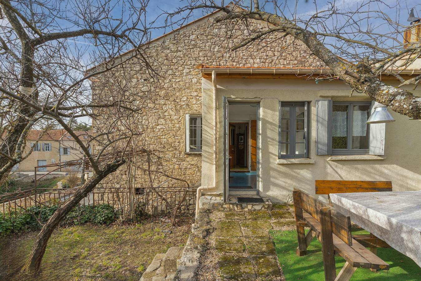 Vacation Home "Les Marronniers Du Luberon" with Private Terrace, Private Garden & Wi-Fi in Reillanne, Parc naturel régional du Luberon