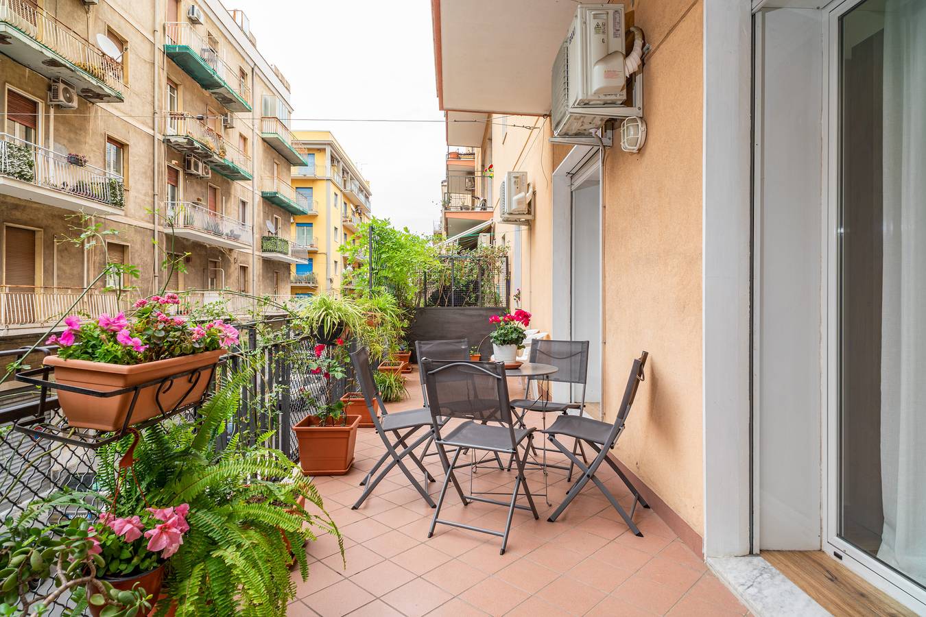 Appartamento intero, Appartamento per vacanze "Violet House" con terrazza privata, aria condizionata e Wi-Fi in Catania, Catania e dintorni