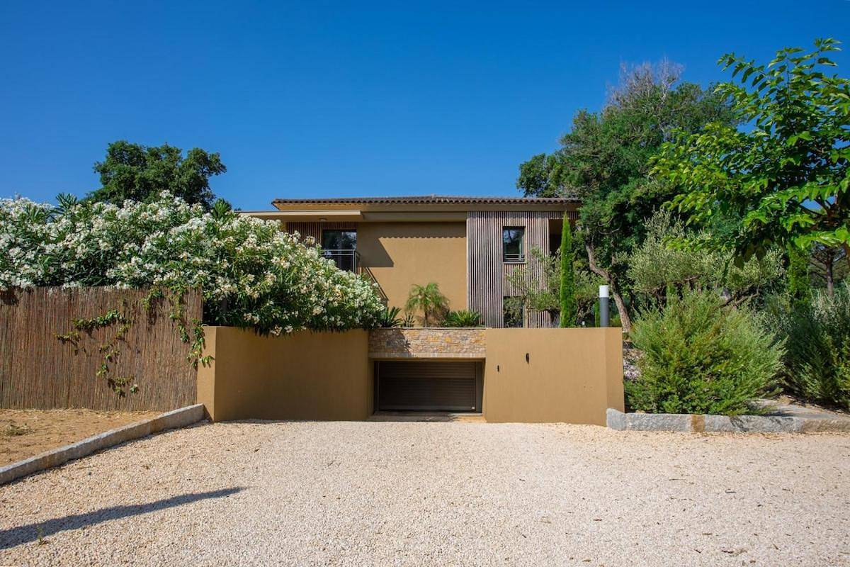 Appartement entier, Two-Bedroom Apartment in Grimaud, Côte méditerranéenne (France)