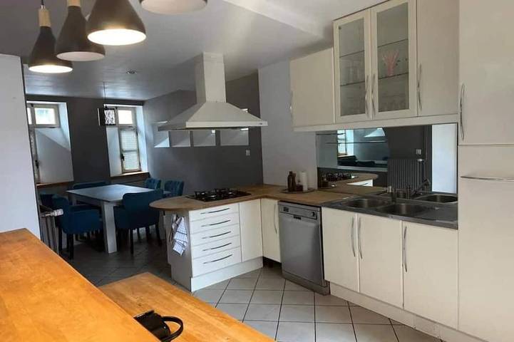House with Jacuzzi, hypercentre, Bbq terrace and private studio in Bourgoin-Jallieu, La Tour-du-Pin und Umgebung