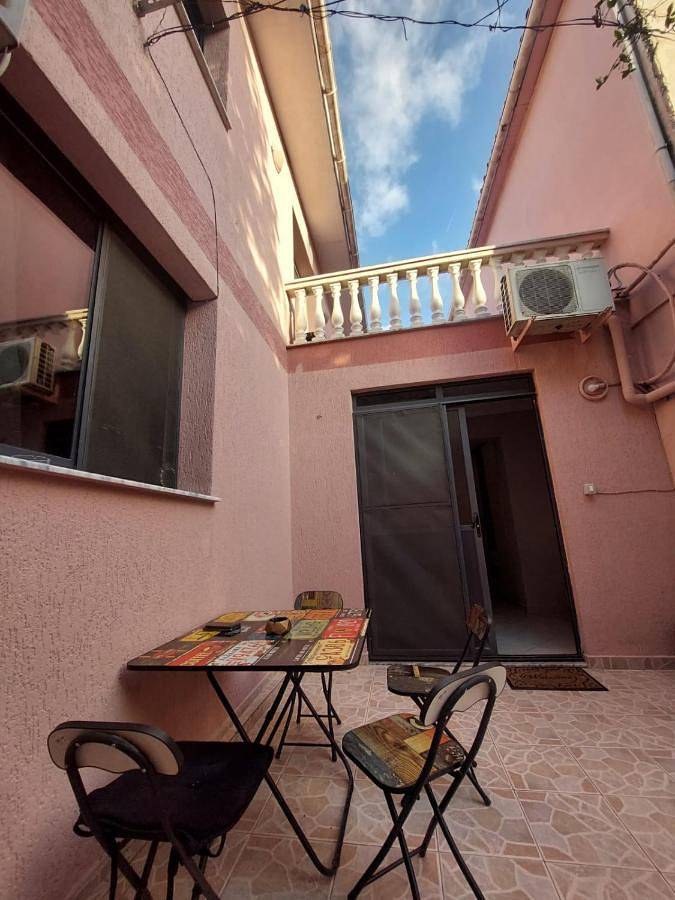 Chambre d’hôte pour 3 personnes, avec vue et terrasse à Tirana