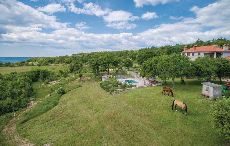 Gîte pour 8 personnes, avec Balcon/Terrasse et Piscine à Labin - 4