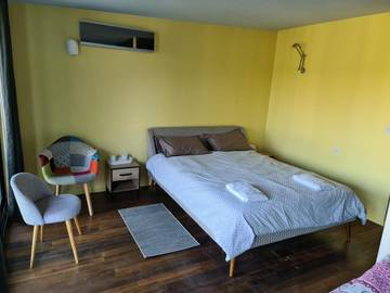 Cottage pour 2 personnes, avec jardin et vue ainsi que piscine et sauna, animaux acceptés à Clichy-sous-Bois