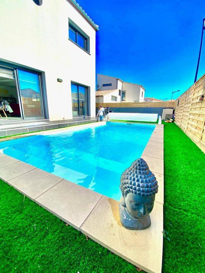 Location de vacances pour 8 personnes, avec Terrasse ainsi que Jardin et Piscine à Alénya