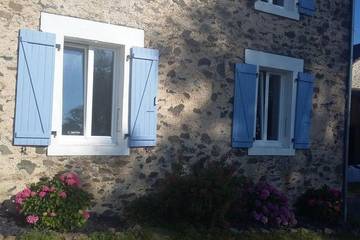 Gîte pour 6 personnes, avec terrasse ainsi que piscine et vue à Bussière-Galant