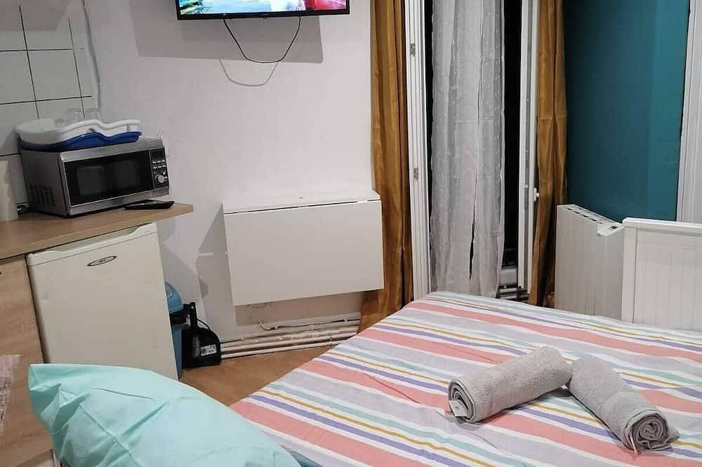 Entire apartment, Whole unit Studio/Studette in Pertuis, Parc naturel régional du Luberon