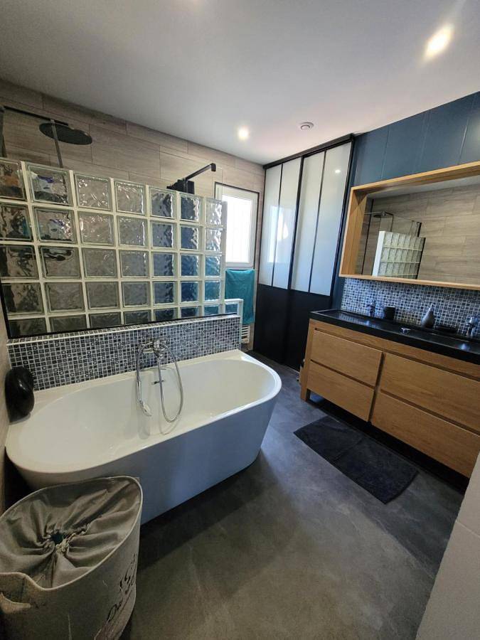Appartement de vacances entier, Double Room with Shared Bathroom in La Suze-sur-Sarthe, Sarthe