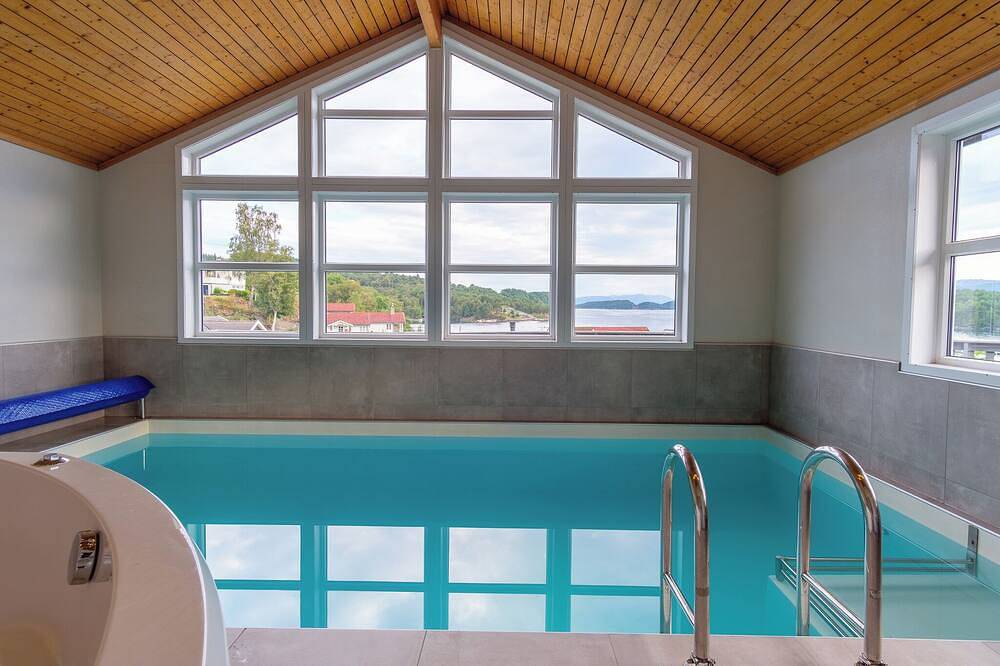 Exclusive sea cabin w. Pool, sauna and hot tub in Hardangerfjord