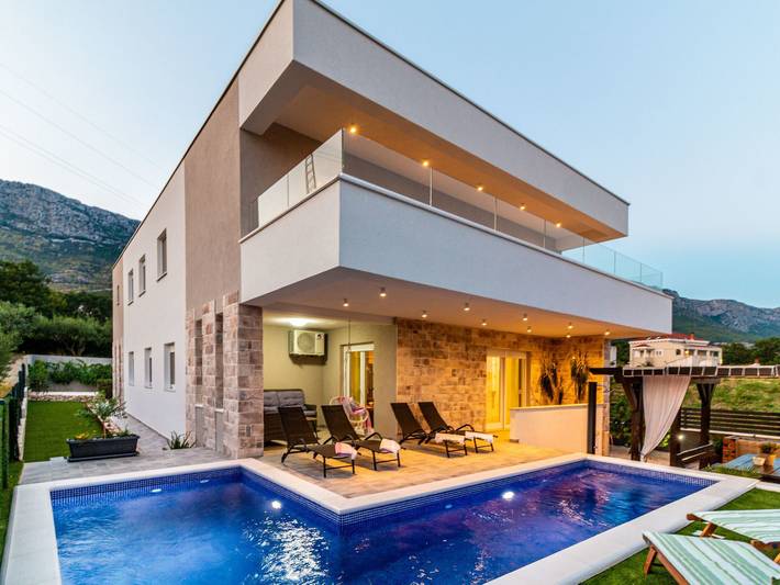 Ferienhaus für 15 Personen, mit Balkon und Terrasse sowie Garten und Pool in Kastel Sucurac