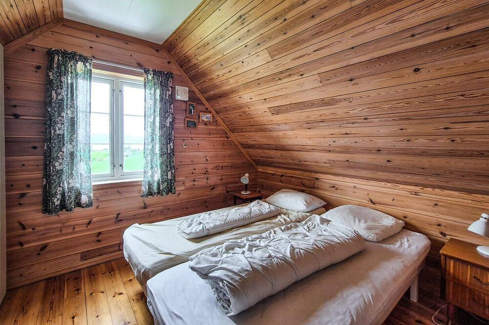 Awesome home in Rosendal with sauna in Hardangerfjord