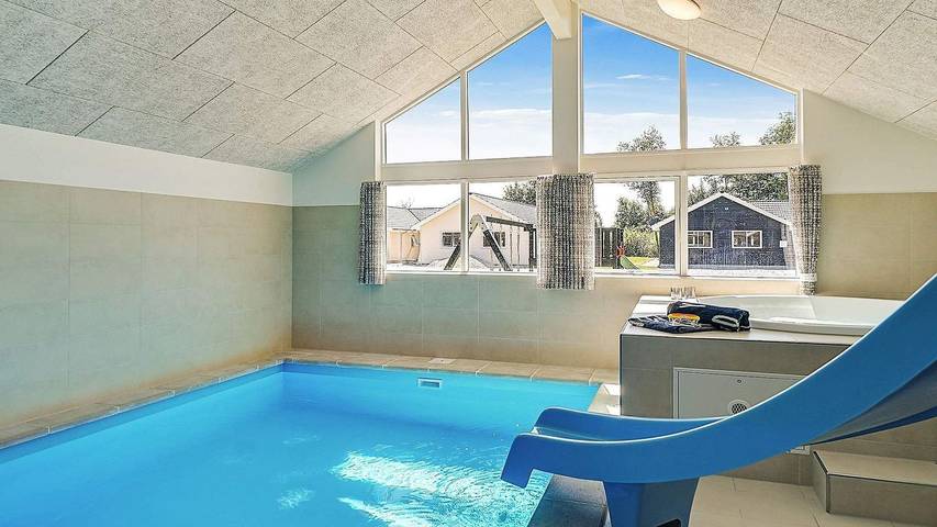 Ferienhaus für 17 Personen, mit Whirlpool und Pool sowie Terrasse und Sauna in Olpenitz - 4