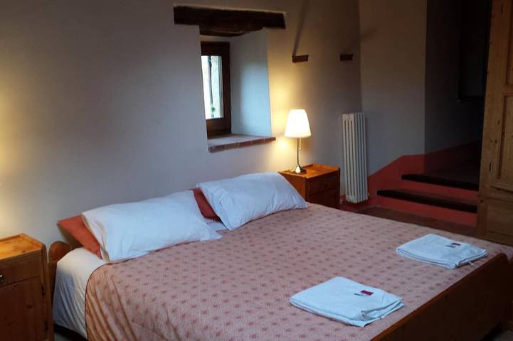 Belle ferme en pierre paisible avec piscine et belle vue in Gualdo, Province de Macerata