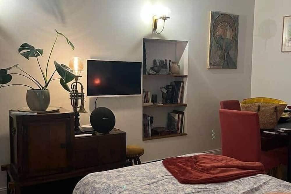 Entire apartment, Artist's apartment in the historic center in Trévoux, Ain