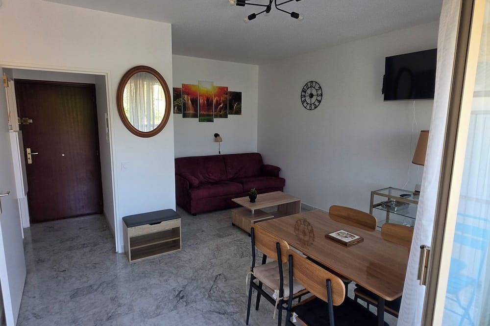 Appartement entier, Studio  centre ville Saint Raphaël tout a pied (gare Tgv, plage et commerces) in Saint-Raphaël, Massif de l'Esterel
