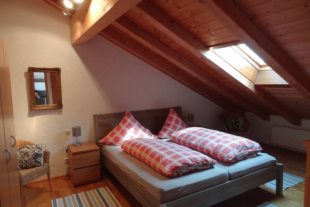 Ganze Wohnung, Helle Ferienwohnung mit traumhaftem Bergblick in Arzbach, Wackersberg