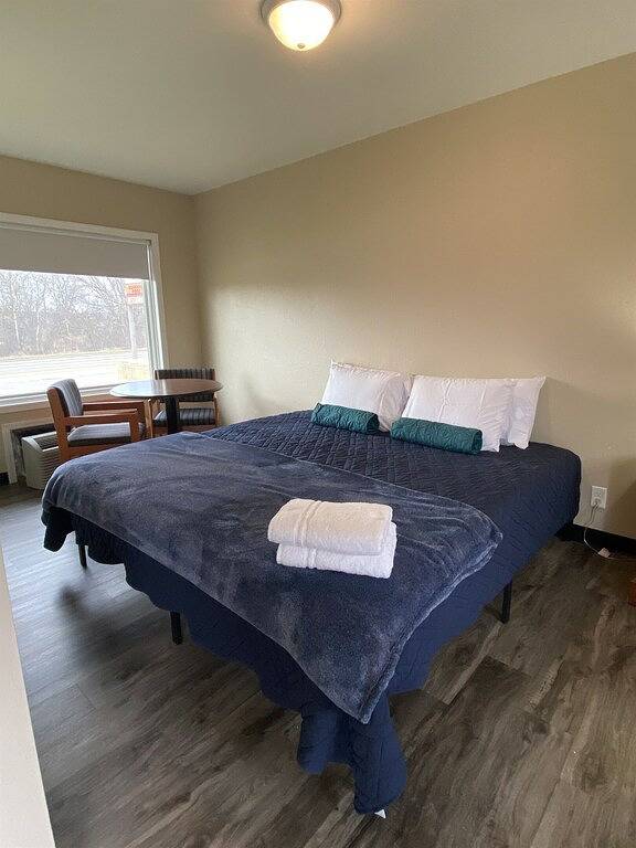 Ganze Wohnung, Stay Simple | Workspace + Free Parking in Pierce County (WI)