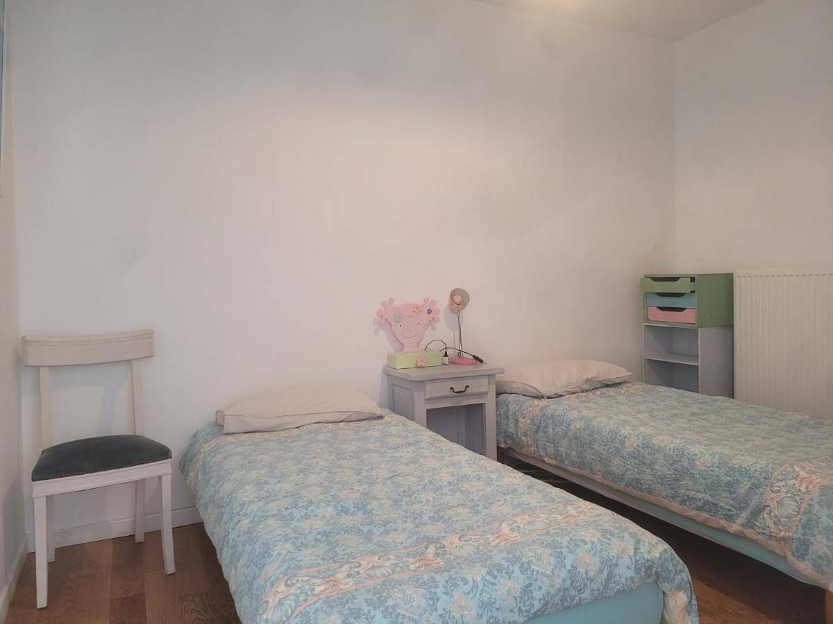 Appartement entier, Two-Bedroom Apartment in Dompierre-sur-Besbre, Allier