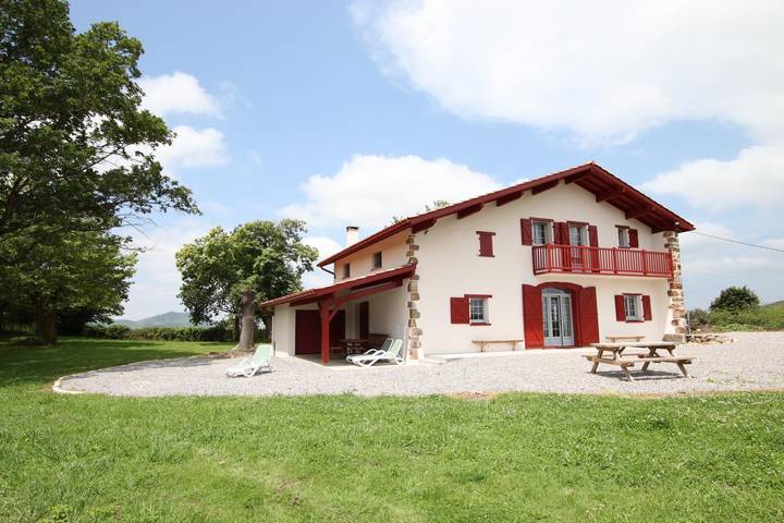 Gîte pour 8 personnes, avec terrasse et jardin à Saint-Martin-d'Arberoue