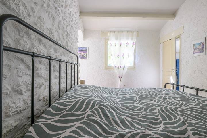 Guesthouse 'Ancienne Bergerie Rénovée Piscine' with Shared Pool, Wi-Fi and Air Conditioning in Cheval-Blanc, Parc naturel régional du Luberon
