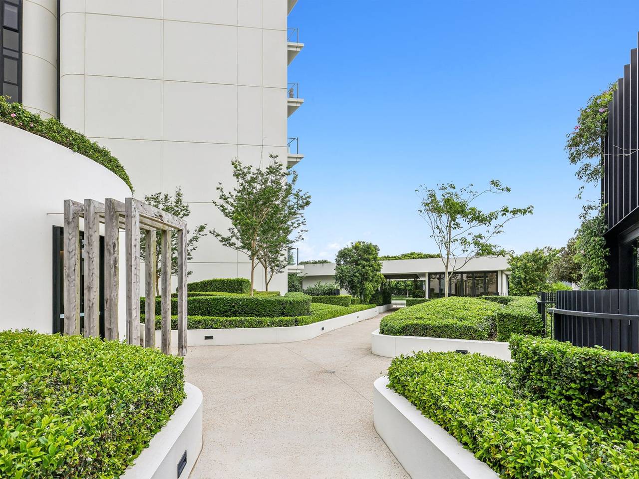 Entire apartment, Glorious Ocean Views, 2-Bed, Pool & Amenities in Queensland