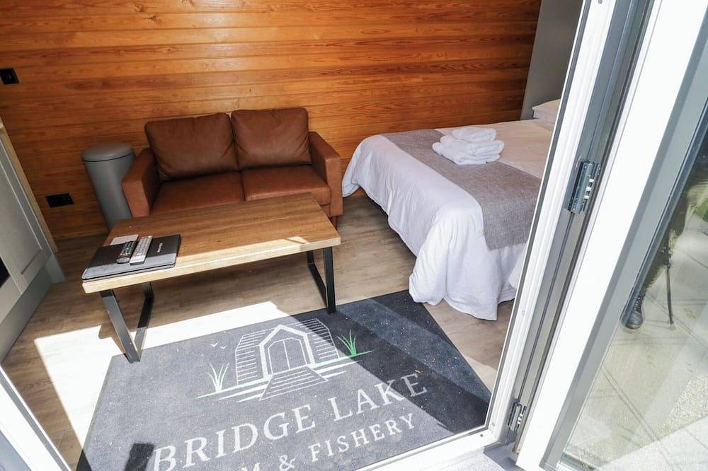 Willow Lodge At Bridge Lake Farm & Fishery, romantic in Chacombe in Chacombe, Northamptonshire