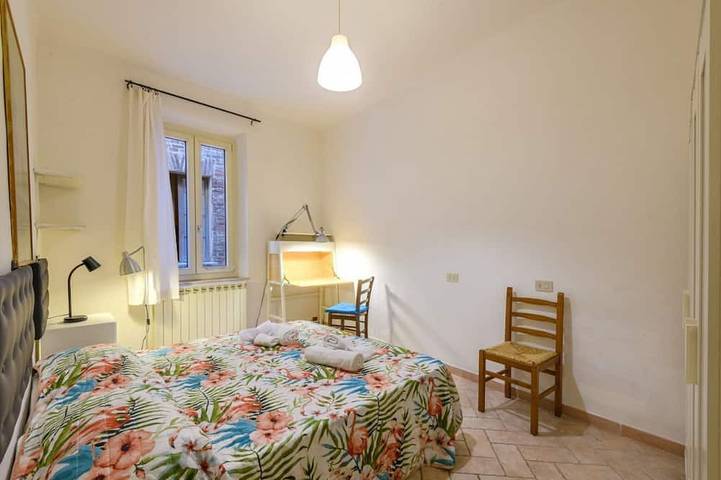 Apartamento entero, GuestHost - A comfortable 64 square meters apartment, perfect for three people, located on the ground floor of a historic building with a private entrance.The property is located in the heart of Urbino's historic center (limited traffic zone). It also en in Urbino, Valle del Metauro