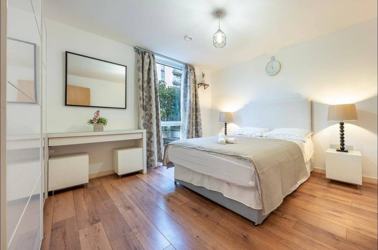 Entire holiday apartment, Luxurystaylong-Sleeps6-Freeparking-Freegym-Terrace in Hounslow, London