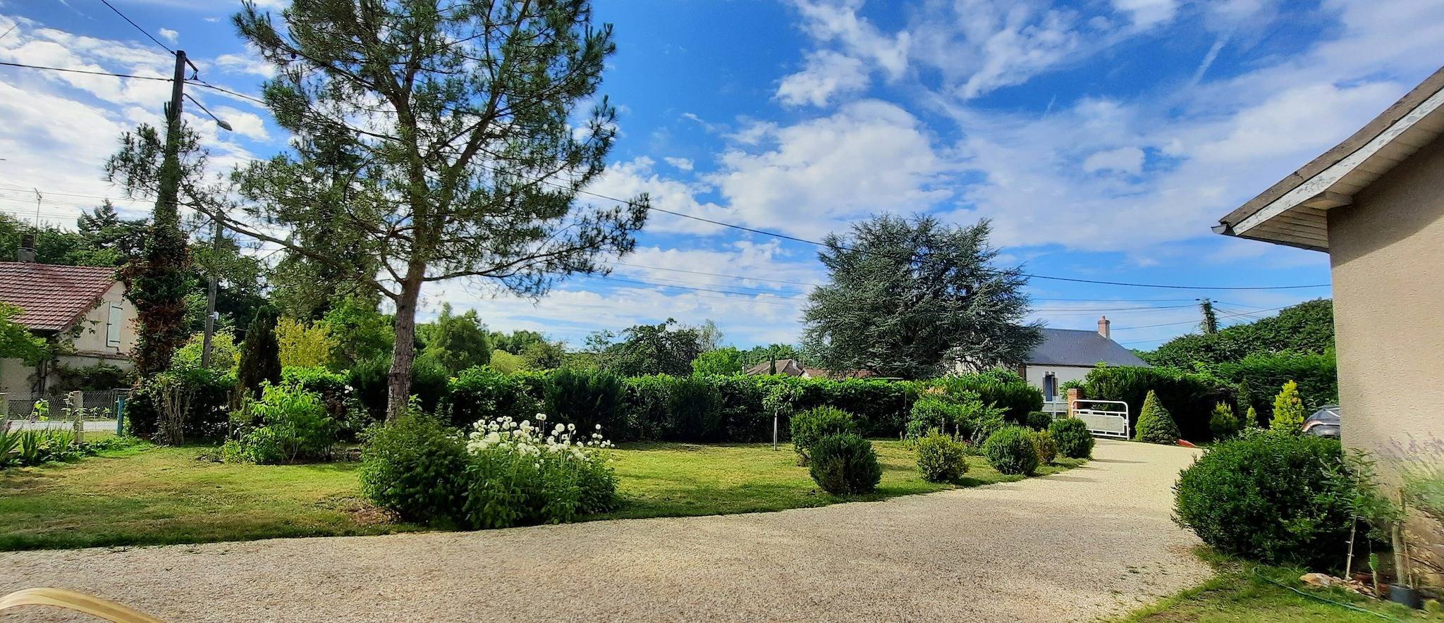 Gîte indépendant dans parc arboré avec terrasse partagée, jardin commun et Wi-Fi in Brinon-sur-Sauldre, Sologne