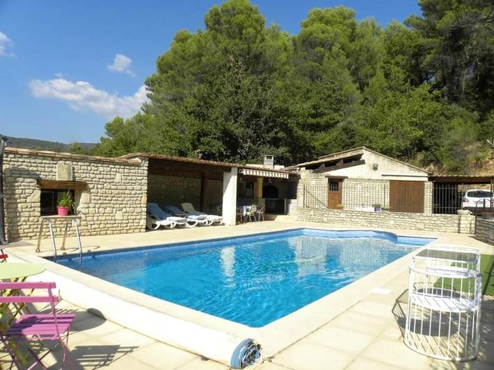 Location de vacances pour 6 personnes, avec jardin ainsi que terrasse et piscine à Lioux