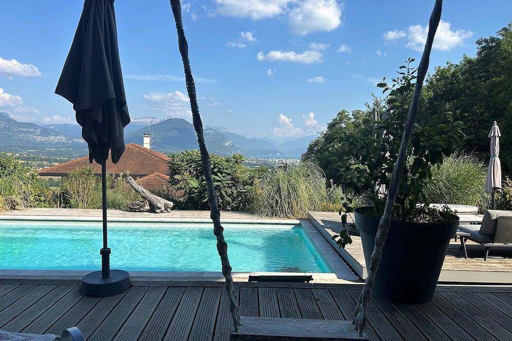 Villa contemporánea de madera, vista abierta al lago de Annecy y sus montañas. in Pringy, Región de Annecy
