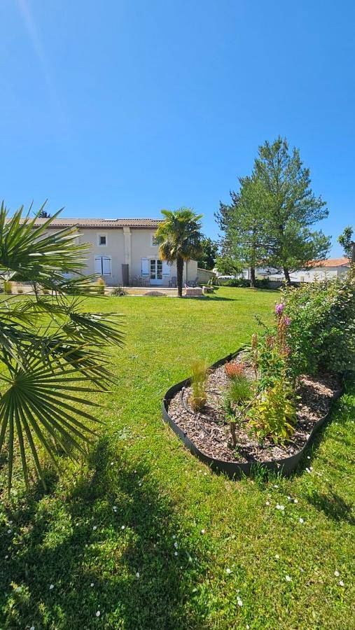 Location de vacances pour 9 personnes, avec piscine ainsi que jardin et vue à Bernay-Saint-Martin