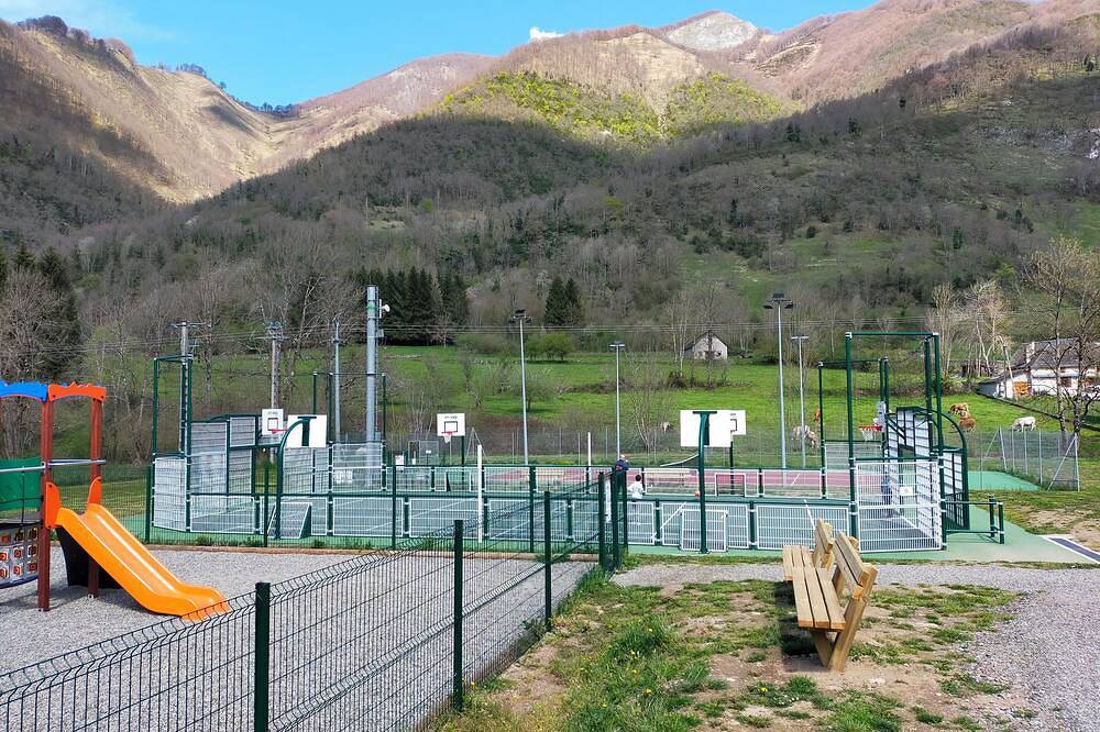 Apartamento entero, Apartment in a green resort, with indoor pool!  in Guzet-Neige, Ustou
