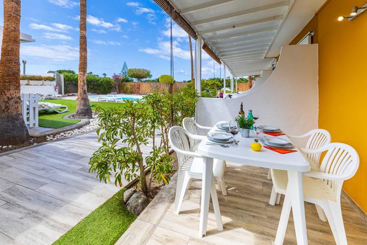 Bungalow para 4 personas, con jardín y piscina en Campo Internacional