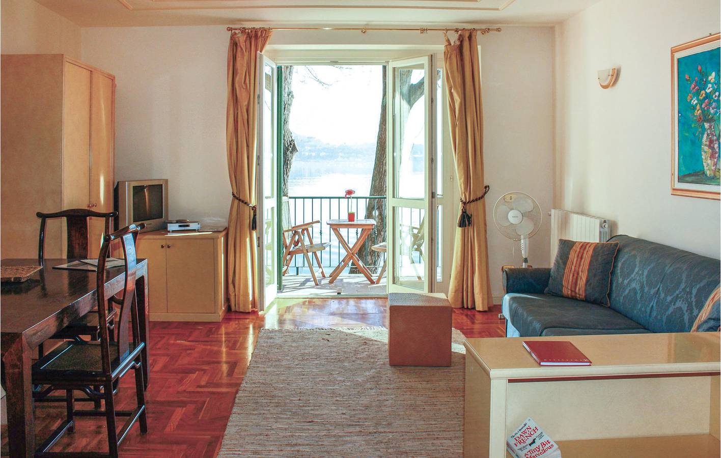 Entire holiday apartment, Lakefront Apartment with Pool & Terrace in Meina, Comune di Meina