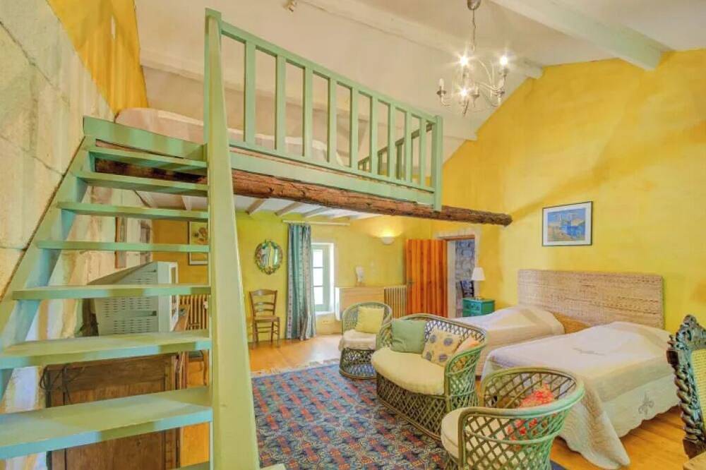 Entire apartment, Van Gogh - Sunny terrace overlooking the park in Fourques, Nimes region