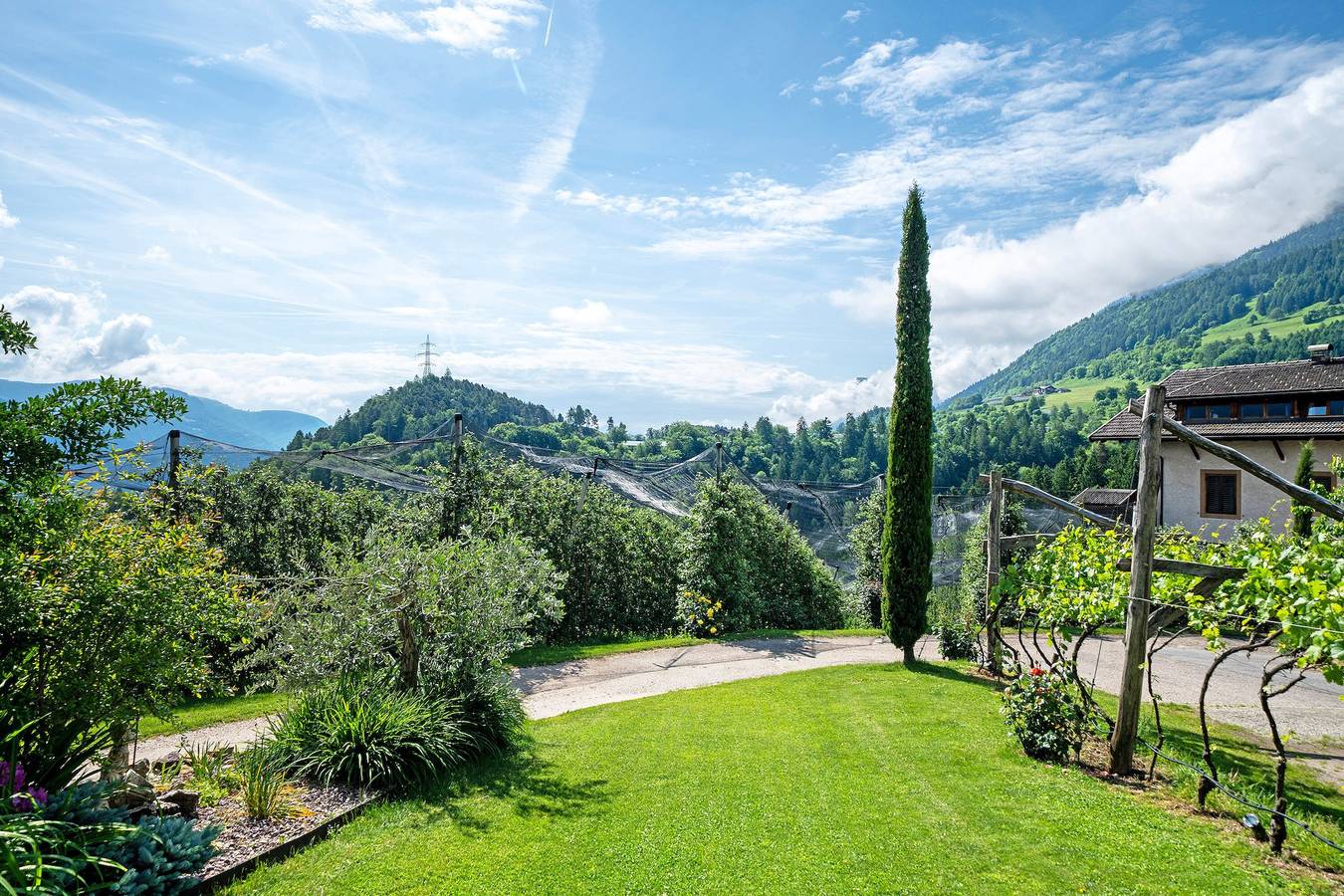 Ganze Wohnung, Ferienwohnung 'Stettnerhof Penegal' mit Bergblick, Terrasse, Gemeinschaftsgarten und Wlan in Völlan, Lana