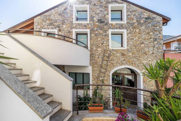 Appartamento intero, Appartamento 'Ciliegio Agriturismo La Ferla' con terrazza privata e aria condizionata in Toirano, Riviera di Ponente
