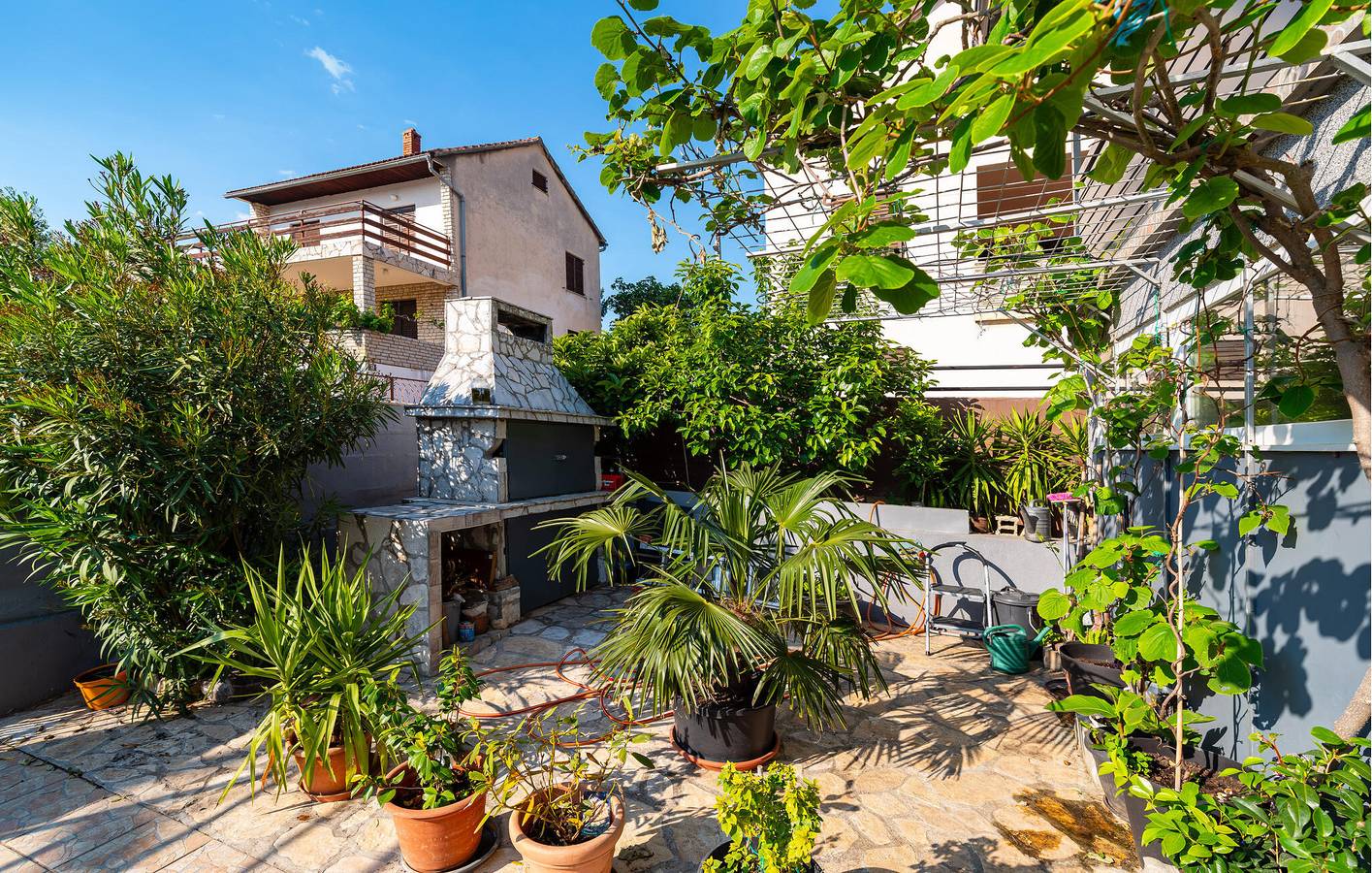 Ganze Ferienwohnung, Apartment mit Meerblick, Terrasse und Annehmlichkeiten, 1,5 km von der Küste entfernt in Donji Karin, Zadar