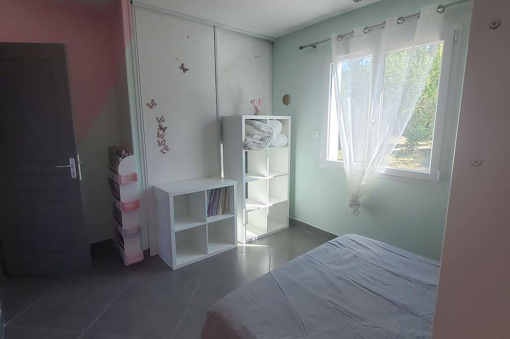 Villa with heated, secure swimming pool, 10 minutes from the beach in Cers, Côte d'Améthyste